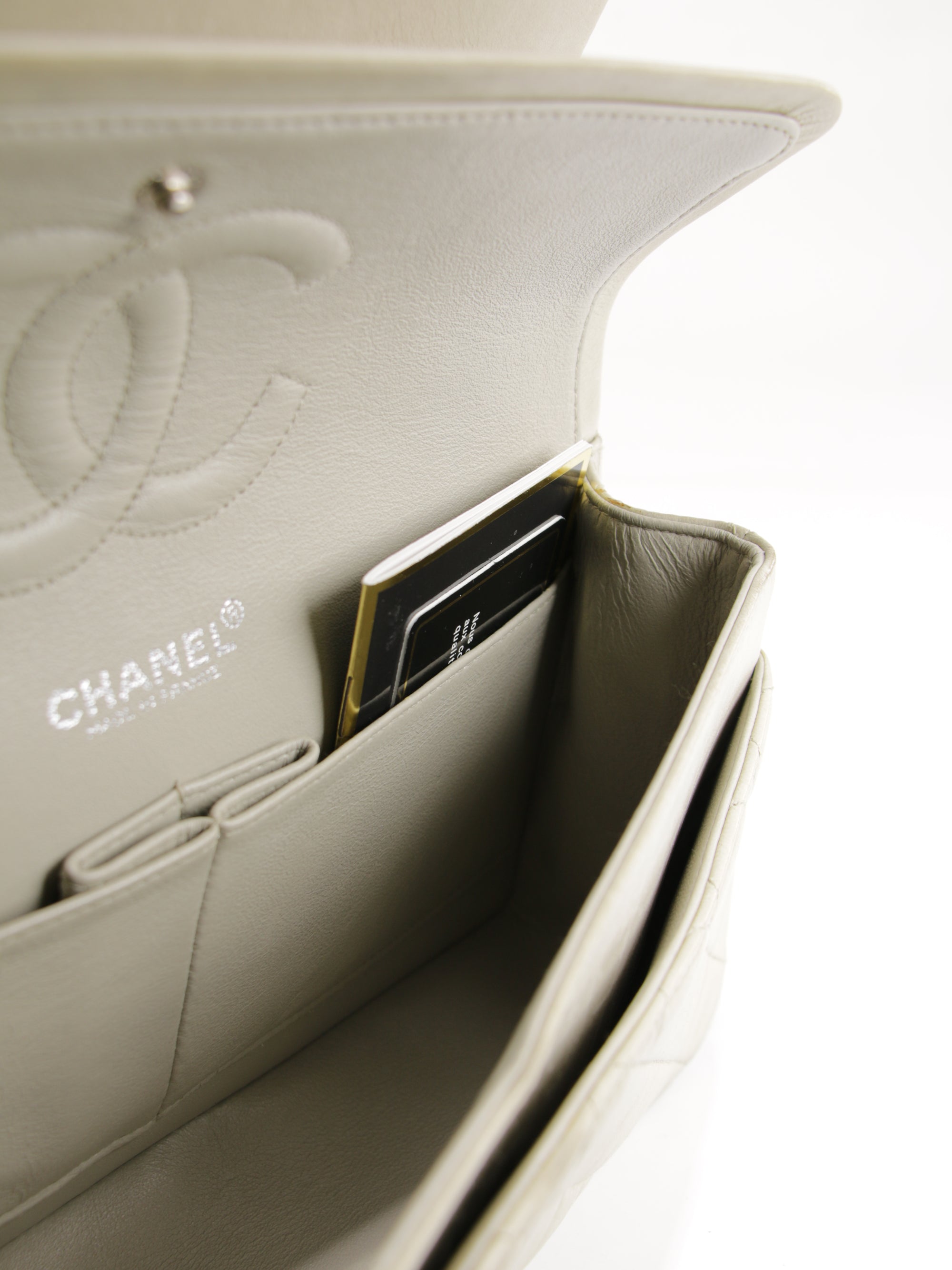 Medium Classic Flap