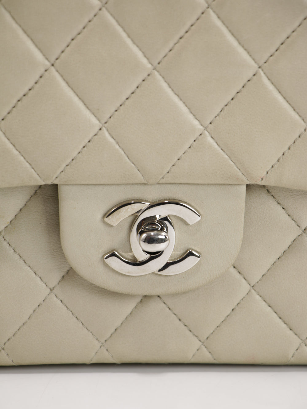 Medium Classic Flap
