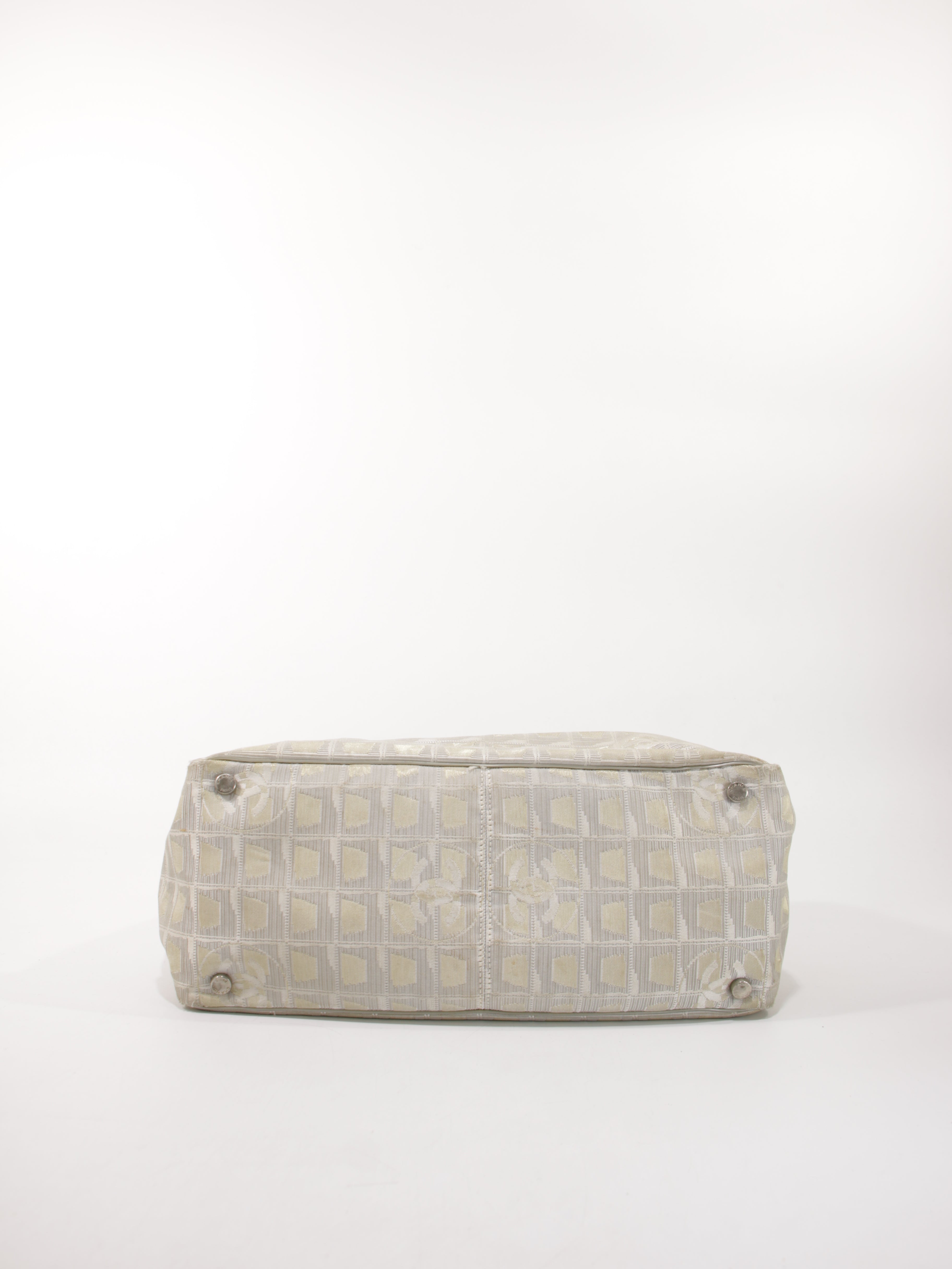 Medium New Travel Line Tote