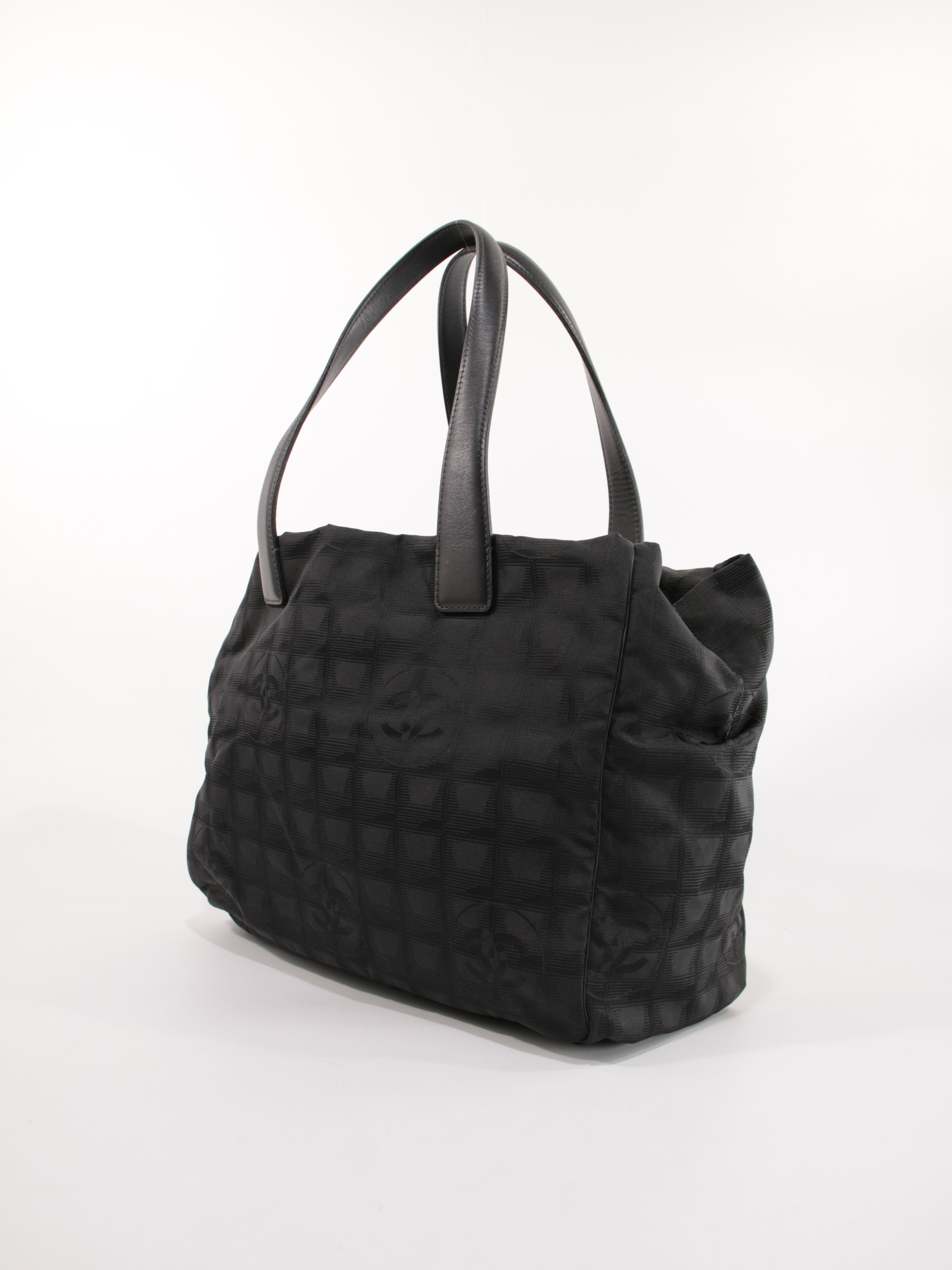 Medium New Travel Line Tote