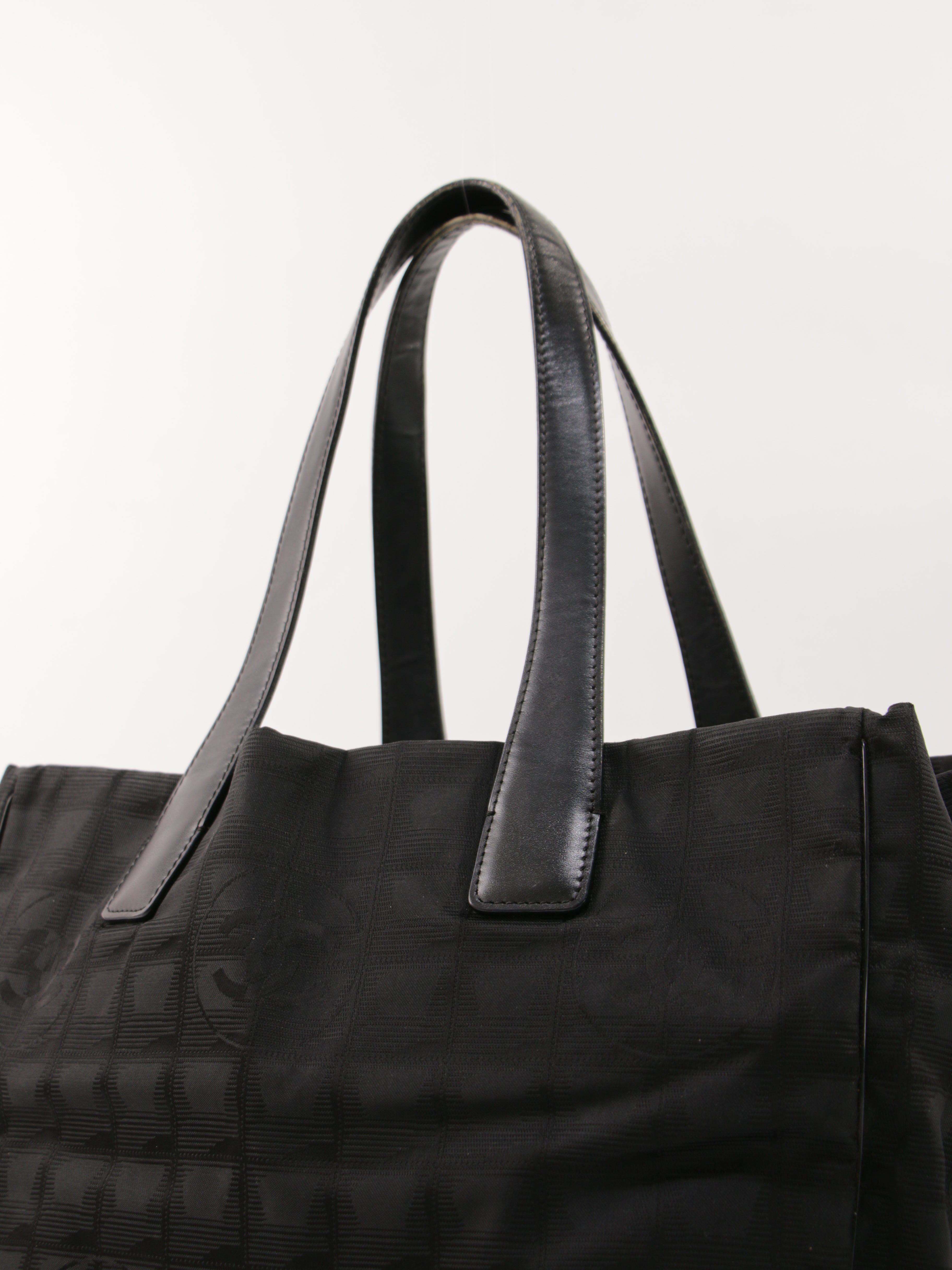 Medium New Travel Line Tote
