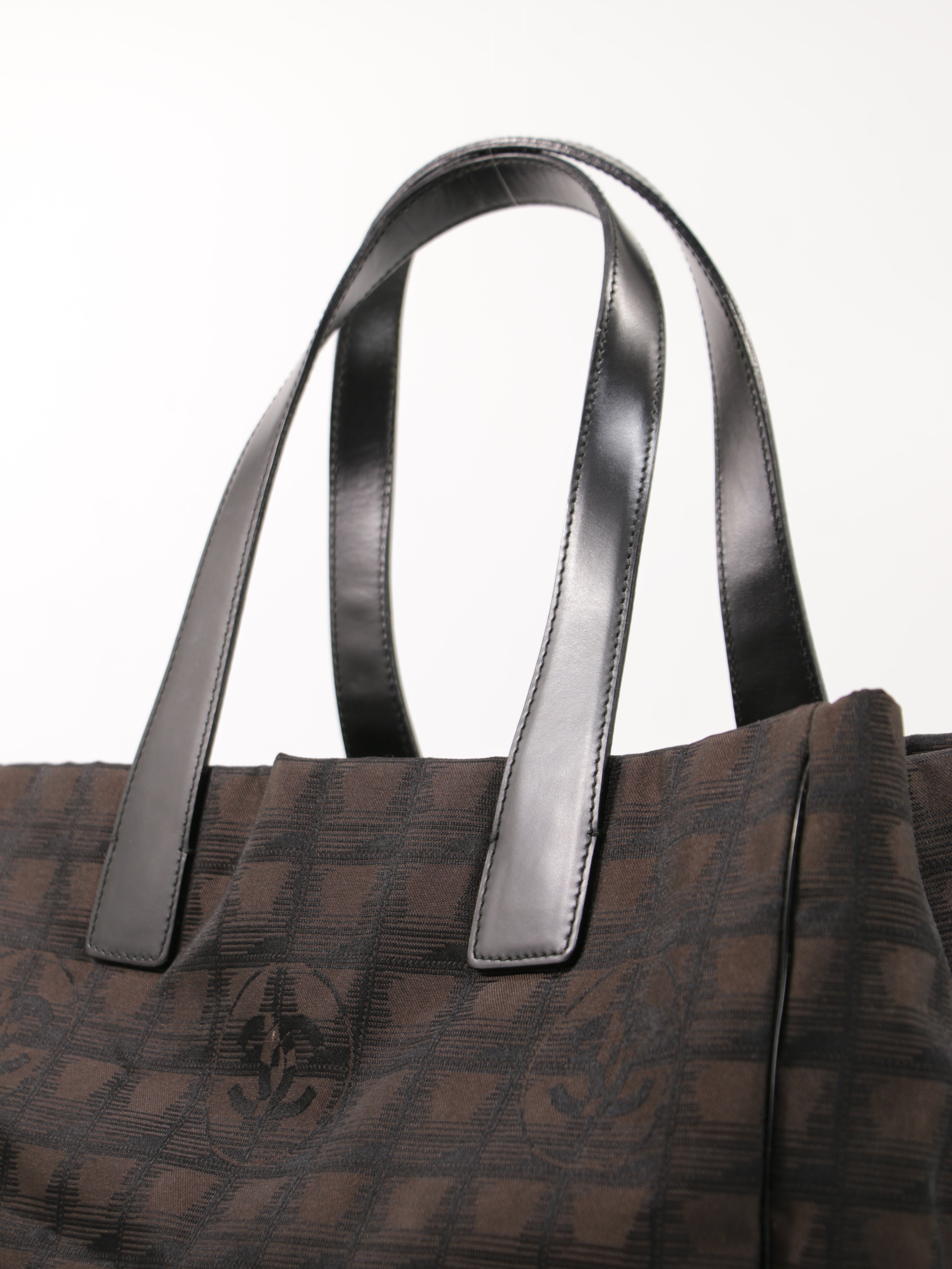 Medium New Travel Line Tote